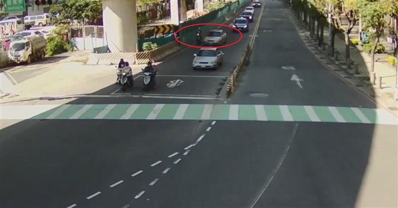 王男違規從右側超車，引起高姓機車騎士不滿破口大罵。（圖／翻攝畫面）