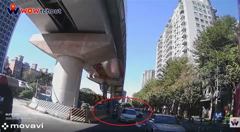 王男違規從右側超車，引起高姓機車騎士不滿破口大罵。（圖／翻攝畫面）