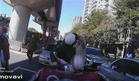 王姓男子（74歲）開車行經國成路時，違規從右側超車，引起高姓機車騎士不滿破口大罵，王男車內3人衝下車與理論，甚至朝騎士揮拳攻擊。（圖／翻攝畫面）
