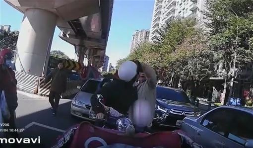 違規超車被譙　全家衝下車格鬥畫面曝