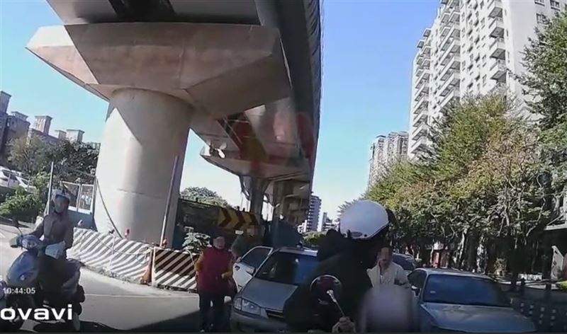 王男車內3人衝下車與騎士理論，甚至朝騎士揮拳攻擊。（圖／翻攝畫面）