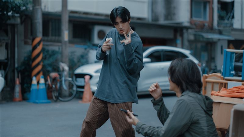 首度與港星鄭伊健合作的婁峻碩興奮表示：「二話不說答應」。（圖／Netflix提供）