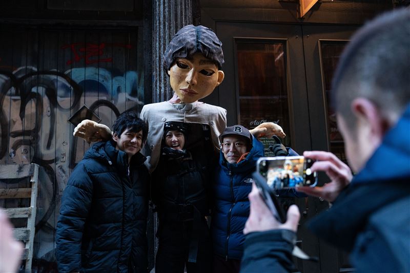 西島秀俊(左起)、桂綸鎂與導演真利子哲也工作花絮照。（圖／甲上娛樂提供）