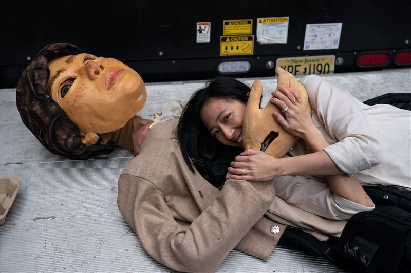 桂綸鎂接受人偶戲特訓。（圖／甲上娛樂提供）