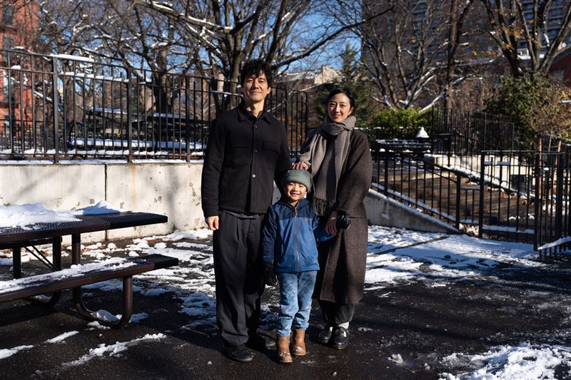 西島秀俊(左)與桂綸鎂與片中飾演兒子的艾佛瑞斯特感情甚篤。（圖／甲上娛樂提供）