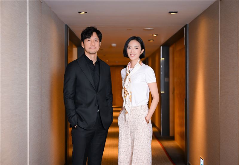 西島秀俊(左)與桂綸鎂在《最親愛的陌生人》飾演夫妻，戲外也培養出好交情。（圖／甲上娛樂提供）