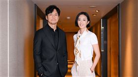 西島秀俊(左)與桂綸鎂在《最親愛的陌生人》飾演夫妻，戲外也培養出好交情。（圖／甲上娛樂提供）