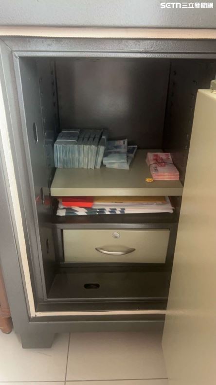 檢警發動兩波搜索，在現場查扣143萬7300元現金，及電腦、點鈔機等證物。（圖／翻攝畫面）