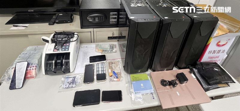 檢警發動兩波搜索，在現場查扣143萬7300元現金，及電腦、點鈔機等證物。（圖／翻攝畫面）