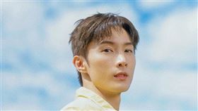 阿本（翁瑞迪）出外景遭尖石刺入腳後跟，急診清創打麻藥「痛到失去靈魂」（圖／翻攝自「阿本本人」臉書）