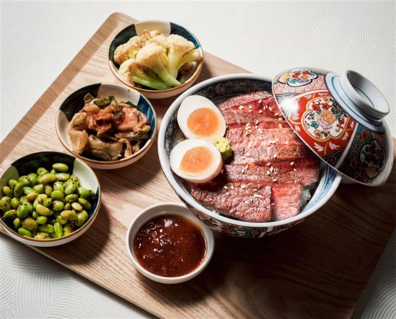 千元有找就能品嚐和牛界香奈兒「近江澤井姬和牛排丼」。（圖／品牌業者提供）