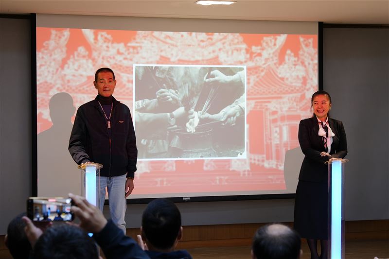 這六萬影幅的文獻註記與關鍵字標註，是由15位北港在地文史志工義務協助，花費整整十一個月的時間作業，才得以完成。（圖／許舜詳現場拍攝提供）