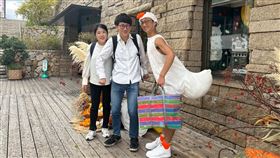 8年後(2025年)浩子(右)化身白鶴報恩還錢。（圖／經紀人提供） 