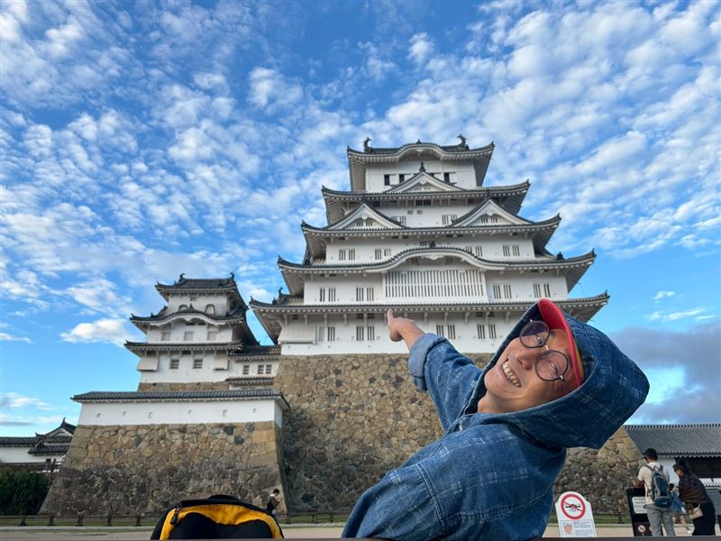 為了報恩還錢，浩子首次到日本姬路城。（圖／經紀人提供）