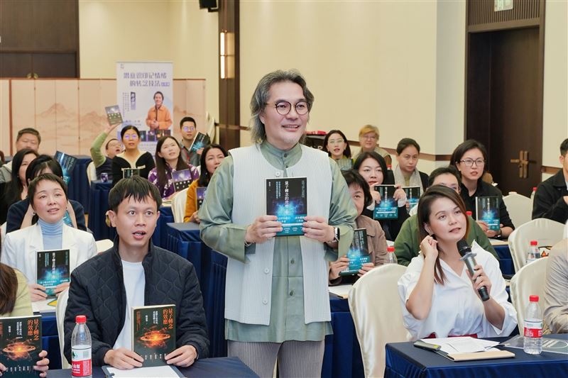 不想越努力越痛苦！陳嘉堡曝光《量子轉念效應》點破：你不該活在過去的自己裡，更不要一直重播「人生播舊程式」。（圖／陳嘉堡老師提供）