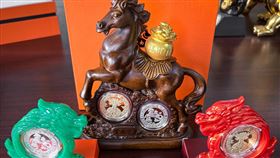 2026年丙午馬年錢母以「駿馬奔騰」為主題，木紋駿馬載著聚寶盆，有「馬上發財、財運奔騰」美意。紅、綠色貔貅造型的展示座，象徵駿馬開拓財源，貔貅守住財庫，包裝外盒用色為愛馬仕橘。（圖／楊登嵙提供） 