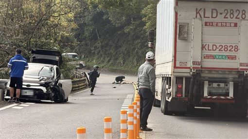 新／北宜重機跨越黃雙線　騎士被撞飛命危