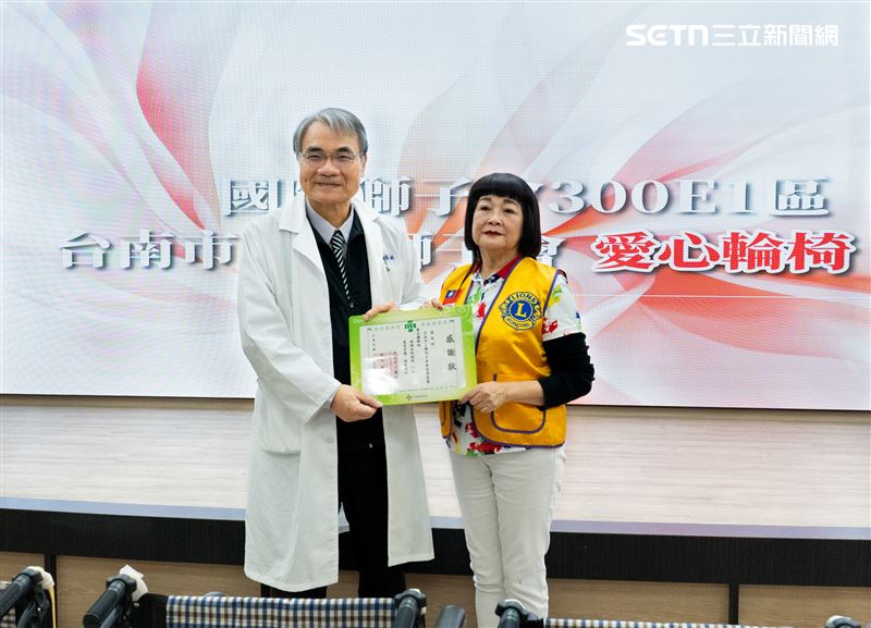 蔡良敏院長(左)致贈感謝狀，由友聯獅子會梁美麗會長(右)代表受贈，院方感謝獅子會長期支持醫療照護需求。（圖／台南市立醫院提供）