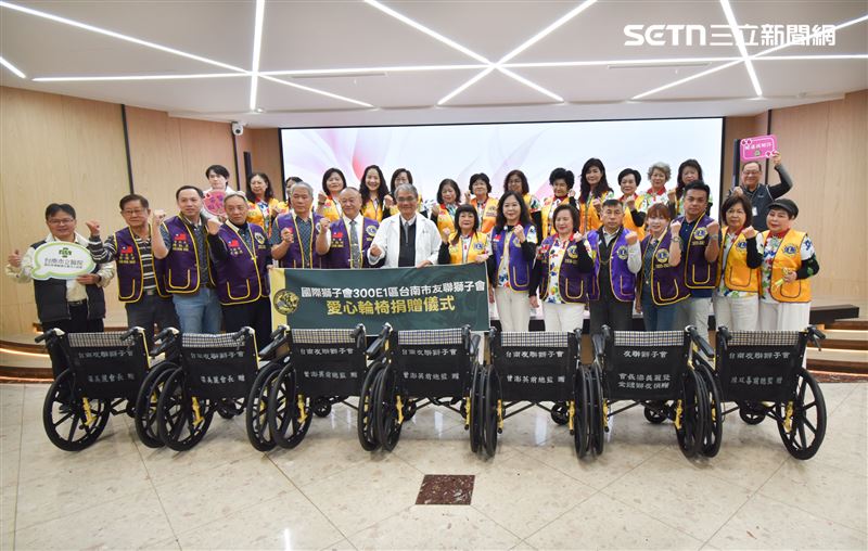 國際獅子會300E1區台南市友聯獅子會運用獅友捐贈之獅子會國際基金（LCIF）回撥款，捐贈60台輪椅給台南市立醫院。（圖／台南市立醫院提供）