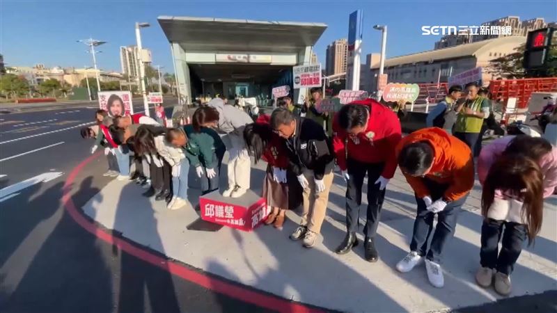 民進黨高雄市長初選參選人邱議瑩和多位議員及議員參選人一早在高雄前鎮媽祖港橋路口，向來往民眾問好致意，並鞠躬展現誠意