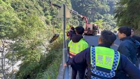 警消獲報到場救援，男大生被吊掛救起送醫。（圖／翻攝畫面）