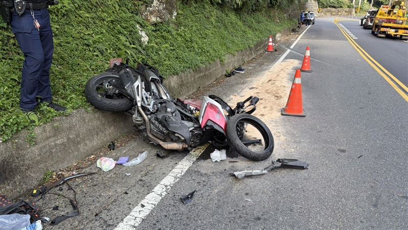 紅牌重機車體幾乎全毀。（圖／翻攝畫面）