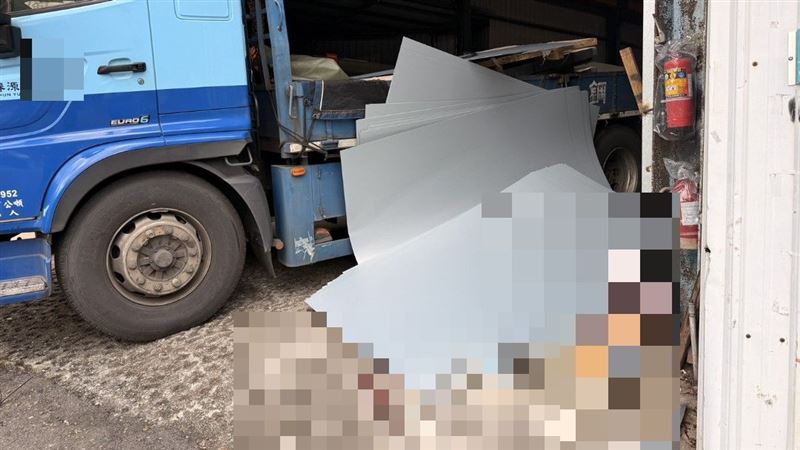 送貨司機於卸貨時，不慎遭鋼板壓住身亡。（圖／翻攝畫面）