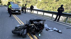 陳姓男大疑過彎失控，自撞路邊護欄後墜落10公尺深的山谷。（圖／翻攝畫面）