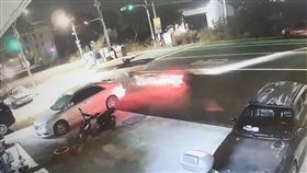 雲林，二崙，19歲曾男，無照騎機車，載16歲曹姓少女，遭左轉貨車撞飛，噴飛，雙亡(圖／翻攝畫面)