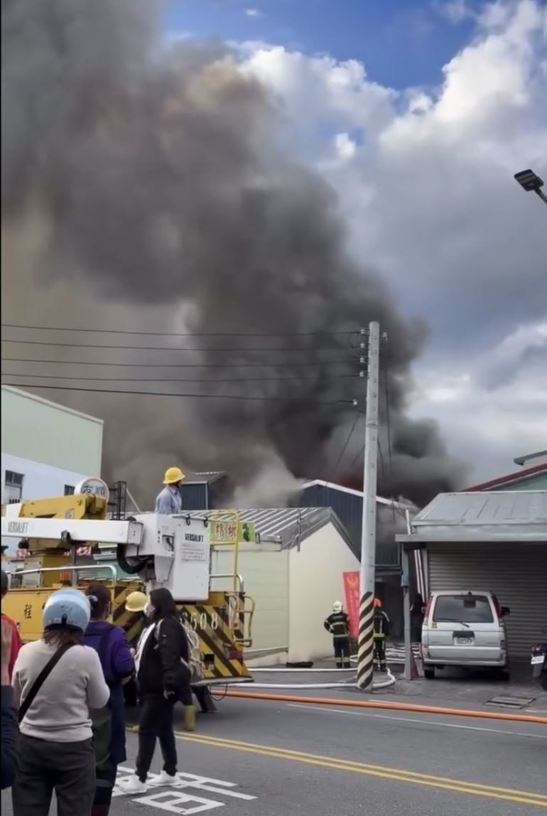 花蓮市重慶路205巷內某處民宅發生火警。（圖／翻攝自Threads @jps19820708）