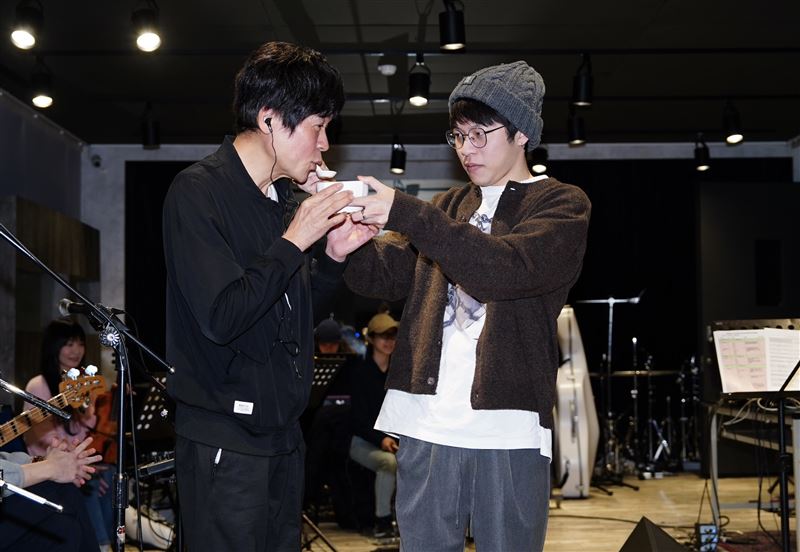 洪榮宏（左）兒子洪亮（右）準備雞湯替他進補。（圖／記者趙于瑩攝影）