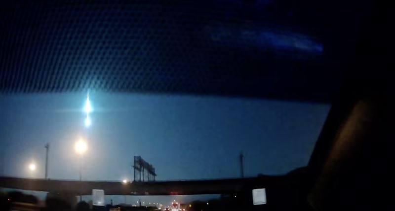 網友開車行駛在國道一號，突然見到右前方出現「藍色強光」，納悶上網求解引起議論。（圖／翻攝台南大小事）