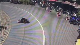 林姓男子（27歲）騎乘YAMAHA YZF R3黃牌大型重機行經財茂彎時，壓車失控犁田，騎士連人帶車撞上路邊停放3輛機車。（圖／翻攝畫面）