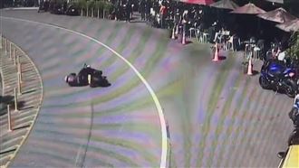 山道猴財茂彎「貼地滑行」　撞3車畫面曝