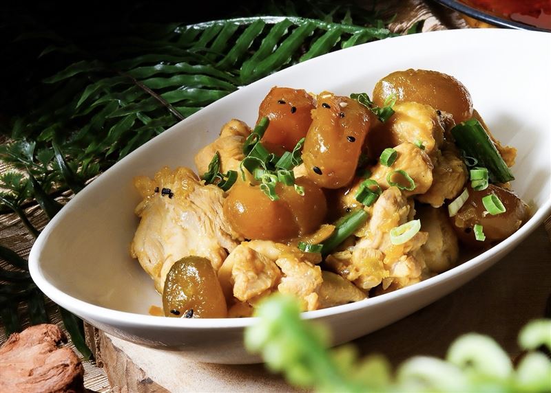 「蘭陽金棗雞」以宜蘭特產金棗入菜，酸甜開胃，展現在地農產與家常料理的迷人結合。（圖／飯店旅宿業者提供）