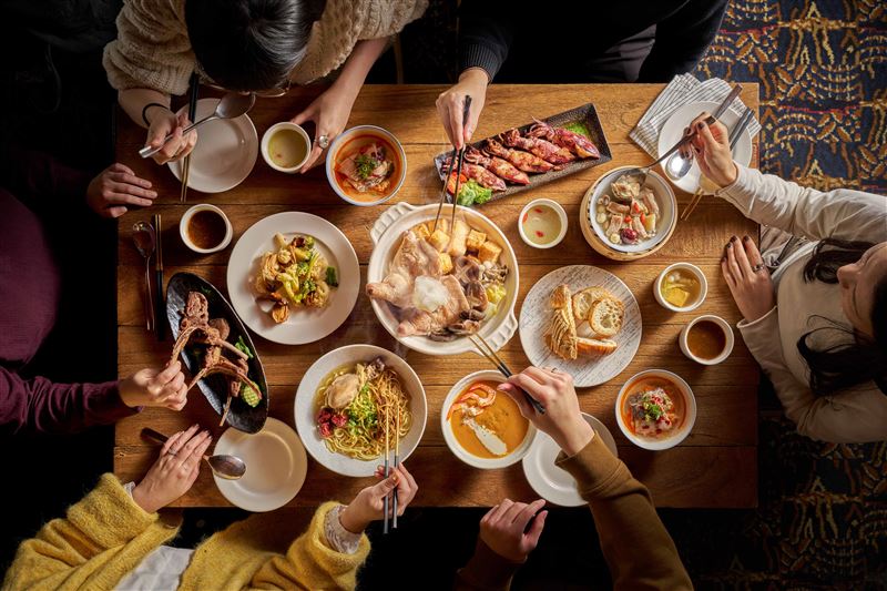 與三五好友透過養生暖湯一起送走寒冬，補足元氣迎接下一個季節。（圖／飯店旅宿業者提供）