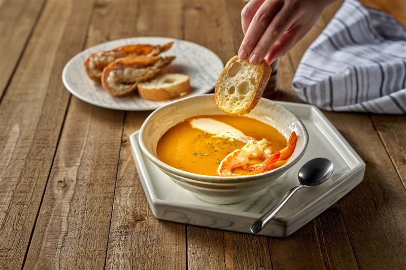 品嘗經典異國湯品「法式龍蝦濃湯」，一入口便充滿大海鮮味。（圖／飯店旅宿業者提供）