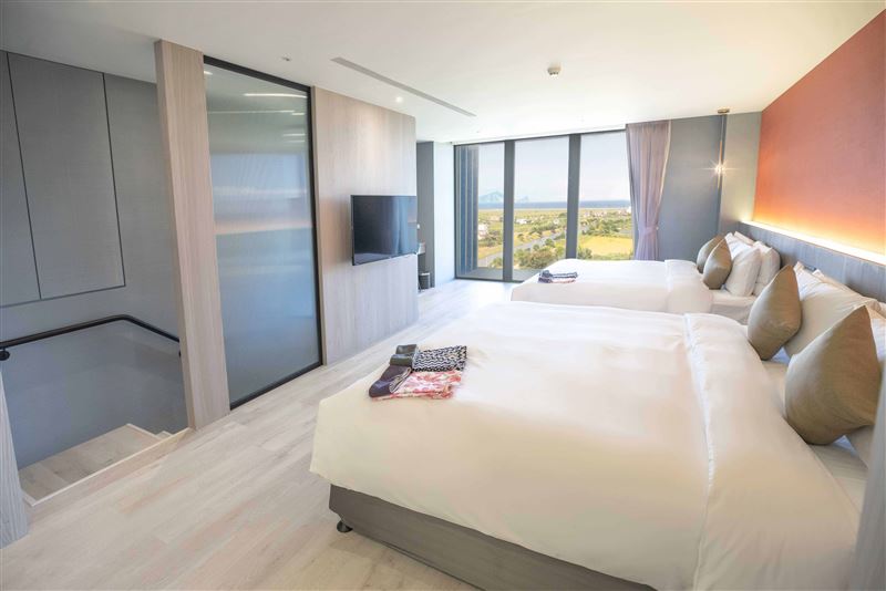 綠舞國際觀光飯店- 多人出遊首推「漓」極景家庭套房，採樓中樓設計，規劃二房二衛、約40坪的大空間，適合三代同堂分區休息、或好友同行共享起居空間。（圖／飯店旅宿業者提供）