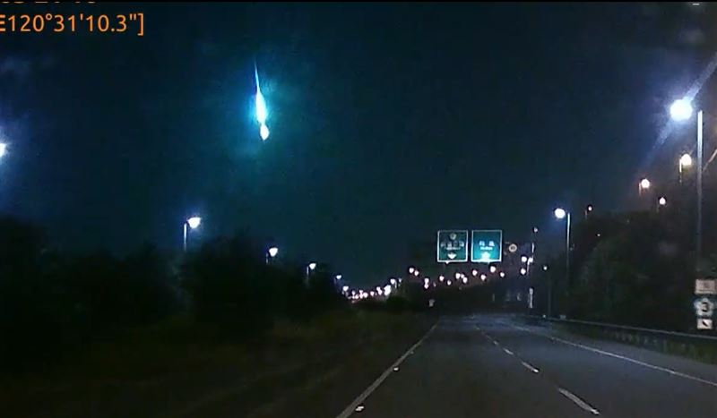 彰化果販清晨目睹巨大流星劃過天際，立刻許願直呼幸運。(圖／曾先生提供)