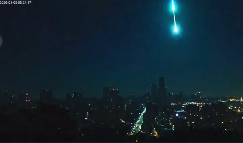 高雄旗津海岸的鏡頭君，清晨5點21分，清楚記錄超大火流星劃過的影像，流星尾閃光持續3秒左右。(圖／翻攝畫面)