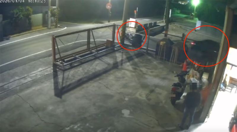 父子倆與轎車發生碰撞，未料黑車駕駛竟加速逃離現場。（圖／翻攝畫面）