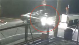 彰化,父子,雙載,腳骨折,71歲伯肇逃,熱血民眾,追3公里,攔車（圖／翻攝畫面）