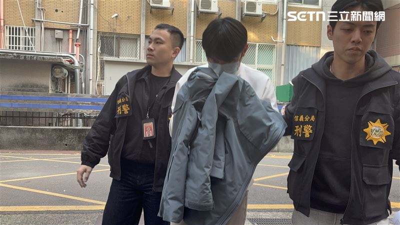 北市知名「Cigar Vie」雪茄館負責人陳韋翔（中）兄弟檔，涉嫌成立「水房」，協助太子集團洗錢。（圖／記者楊佩琪攝）