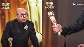 最佳男主持人林盛斌身上，他激動發言時意外將獎盃敲斷，台上台下瞬間爆笑，也成為全場話題。（圖／翻攝自TVB FB）