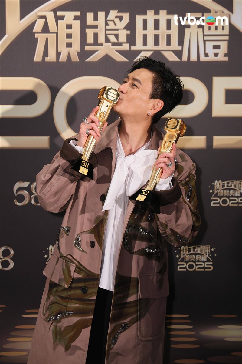 黃宗澤則歷經十次陪跑，最終抱走視帝獎座，忍不住淚灑舞台。（圖／翻攝自TVB FB）