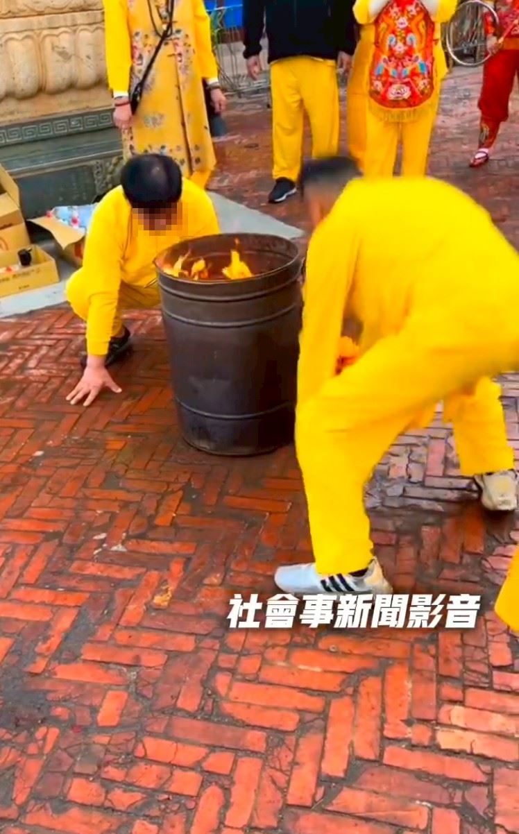 2名男子蹲金爐旁邊疑似在進行宗教儀式，還不斷發出青蛙叫聲。（圖／翻攝社會事新聞影音）