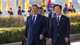 南韓總統李在明5日下午與中國國家主席習近平見面。圖為去年11月兩人在APEC的資料畫面。（圖／翻攝畫面）