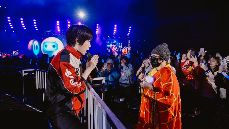 歌迷化身「方丈」朝聖五月天演唱會。（圖／相信音樂提供）