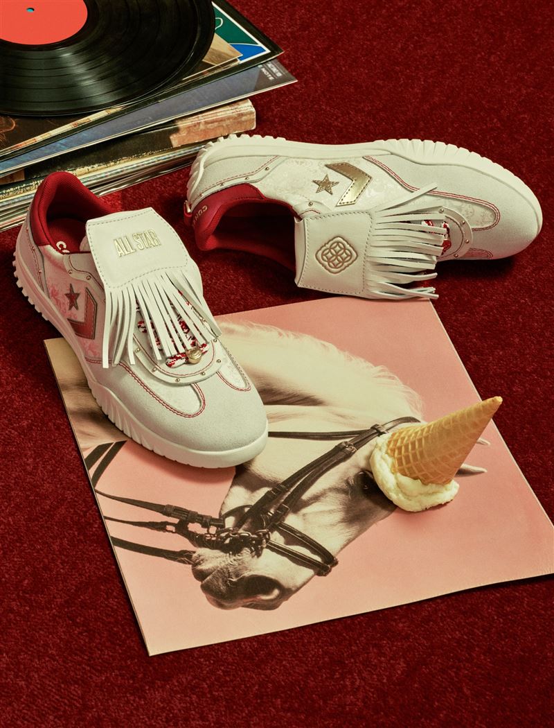 全新系列以金蹄閃耀、流蘇擺動的生動語彙譜寫新年序曲。（圖／品牌業者提供）