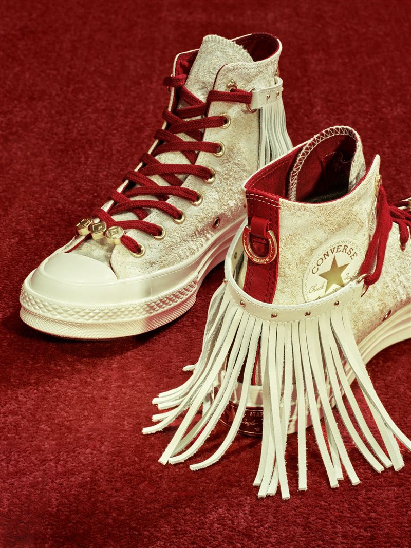 馬上「起飛」系列融合飛馬紋章、馬蹄鐵符號與象徵好運的金線元素。（圖／品牌業者提供）